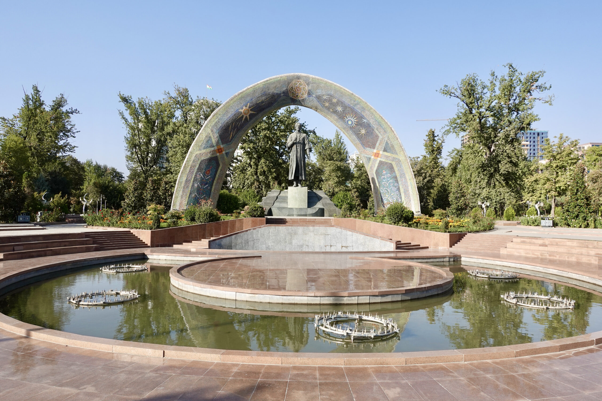 Die übliche Lenin-Statue wurde 2007 mit dem persischen Dichter Rudaki ersetzt