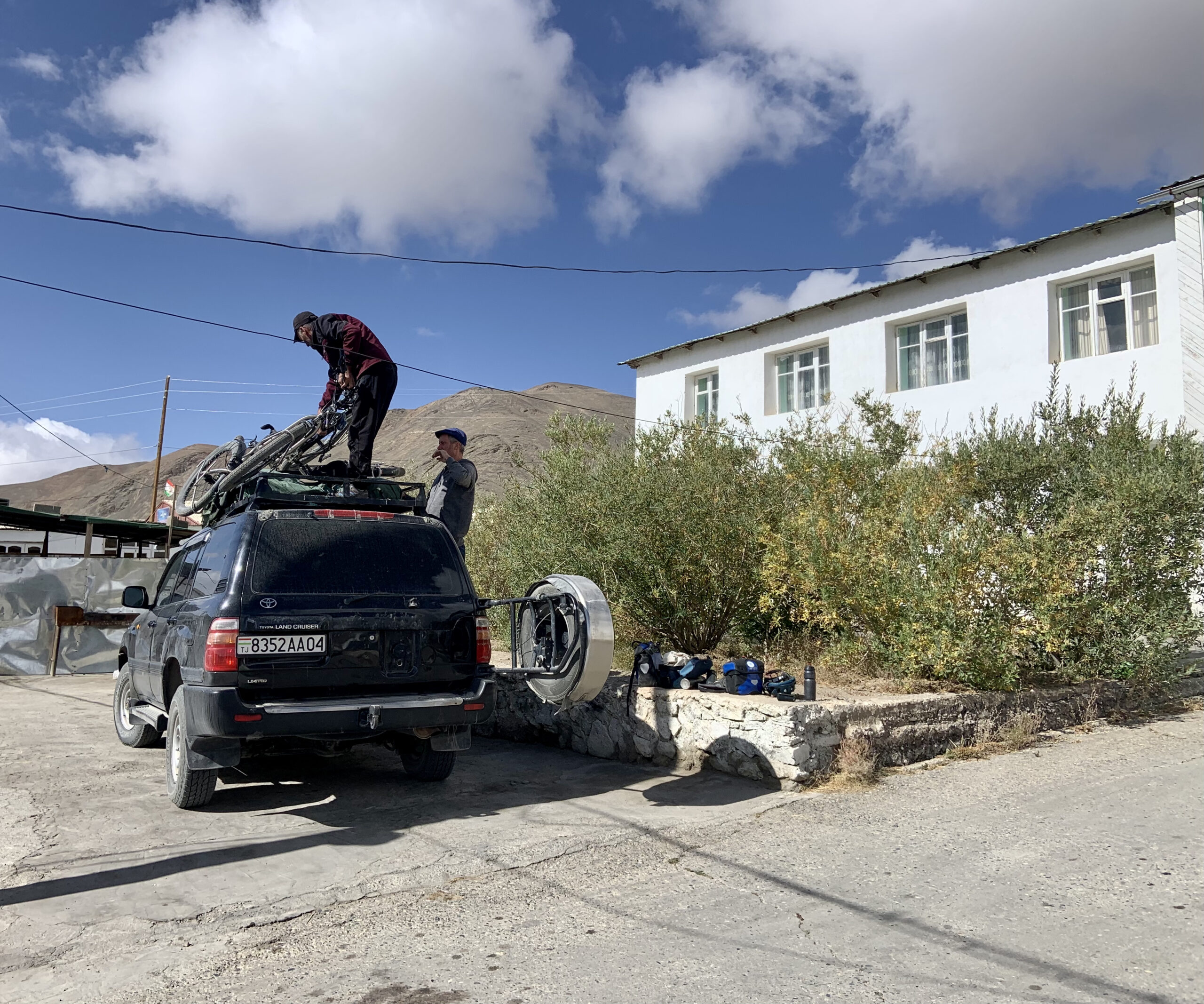 Unsere Räder werden auf den Jeep verladen