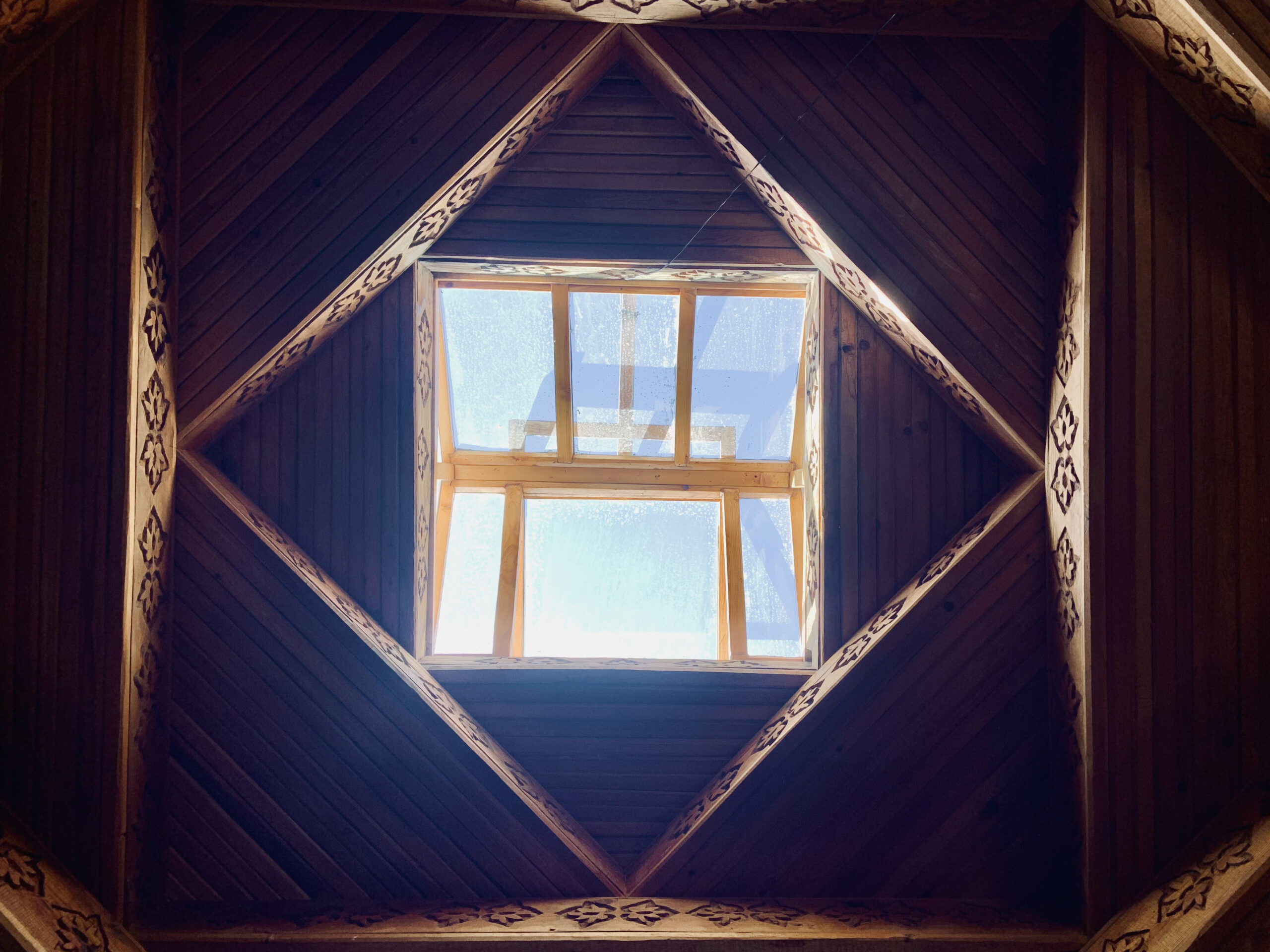 The four sides of the skylight symbolize the four elements according to Zoroastrian tradition