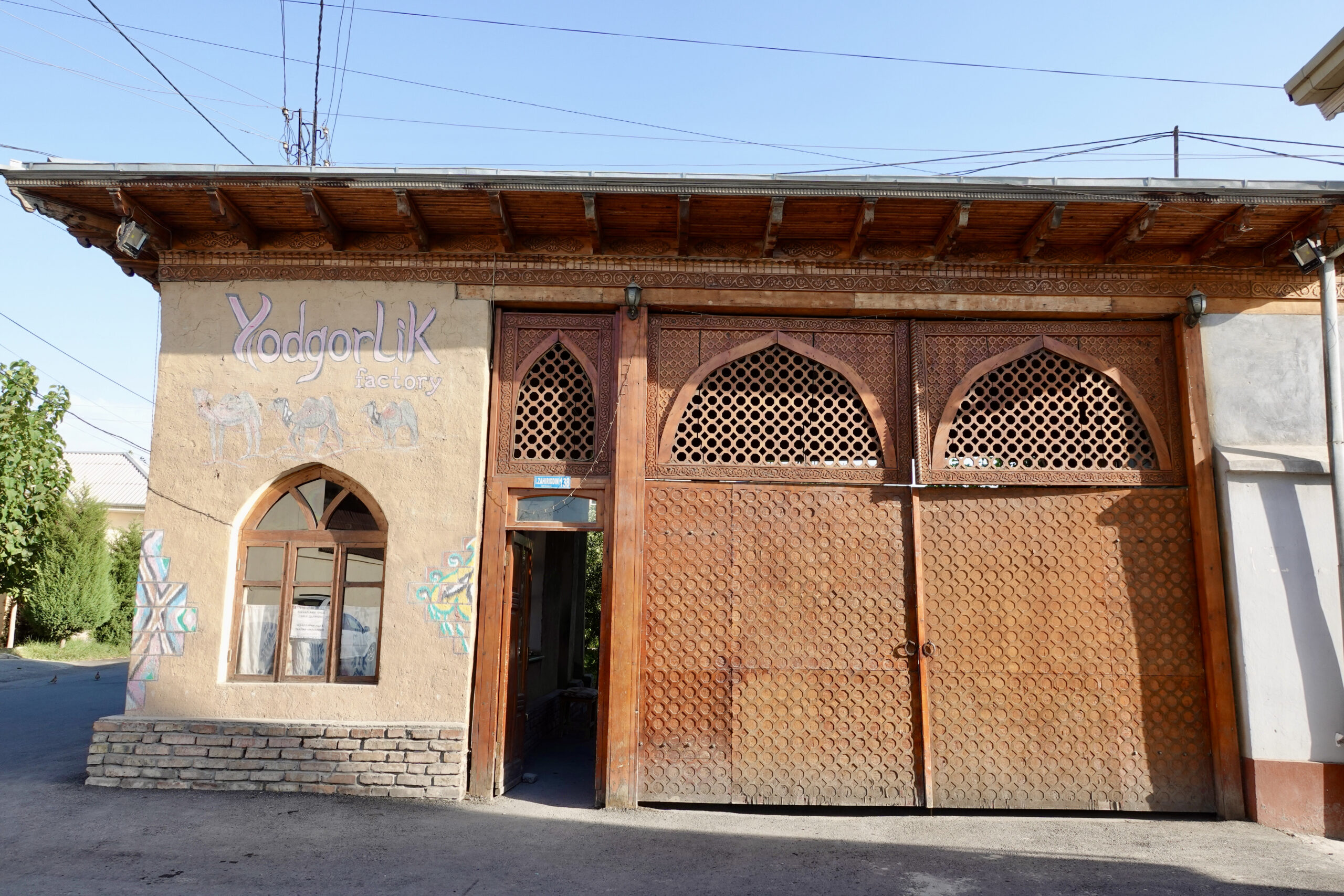 Unpretentious entrance to Yodgorlik Silk Factory