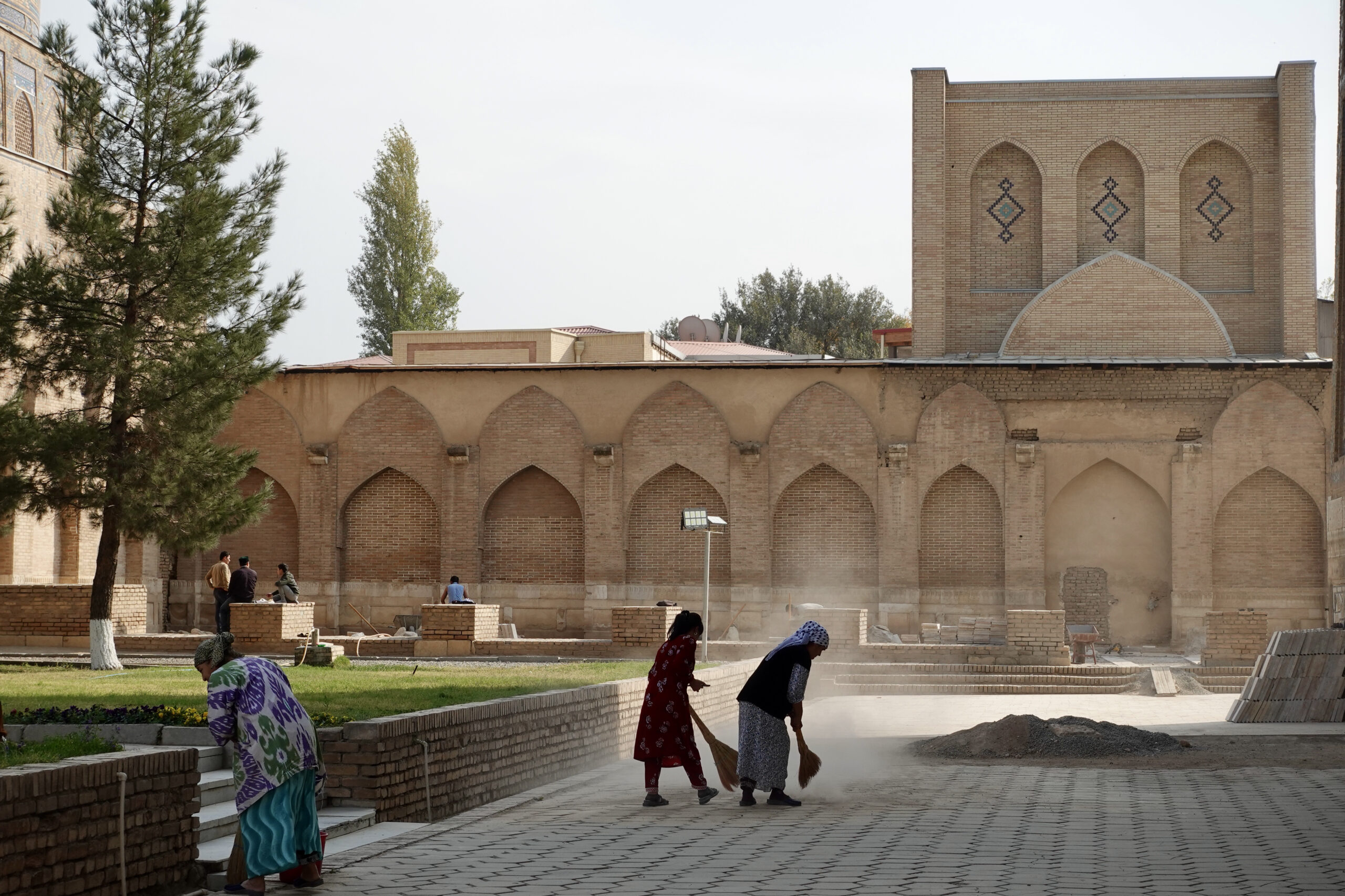 In Usbekistan werden die Strassen ständig gewischt