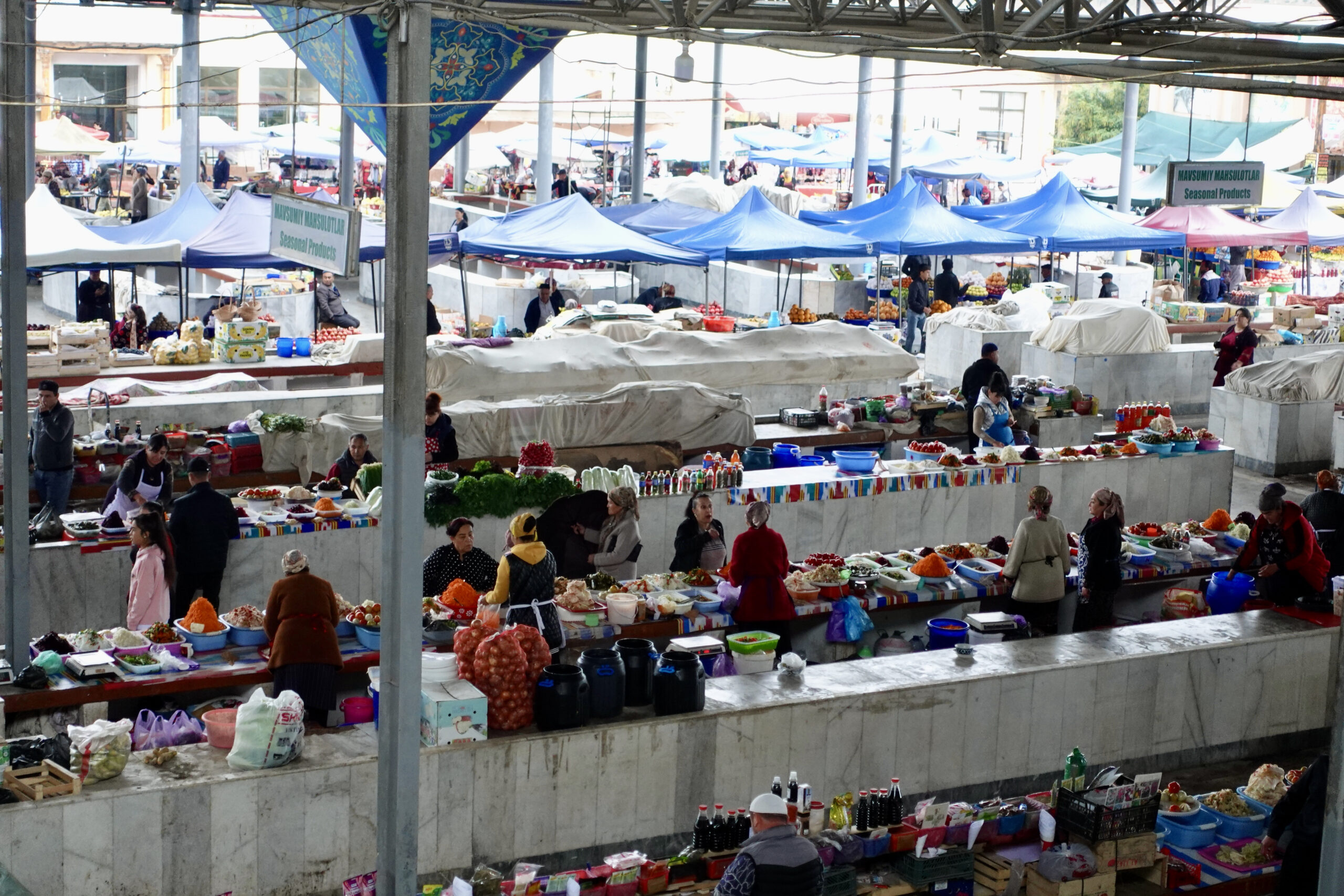 The big Siob bazaar ist located just behind the mosque