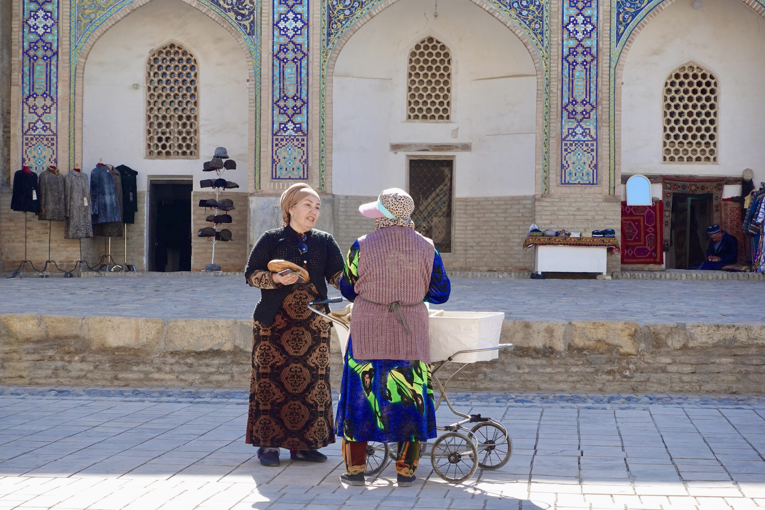 Oder natürlich auch mittels den in Usbekistan üblichen Brotwagen