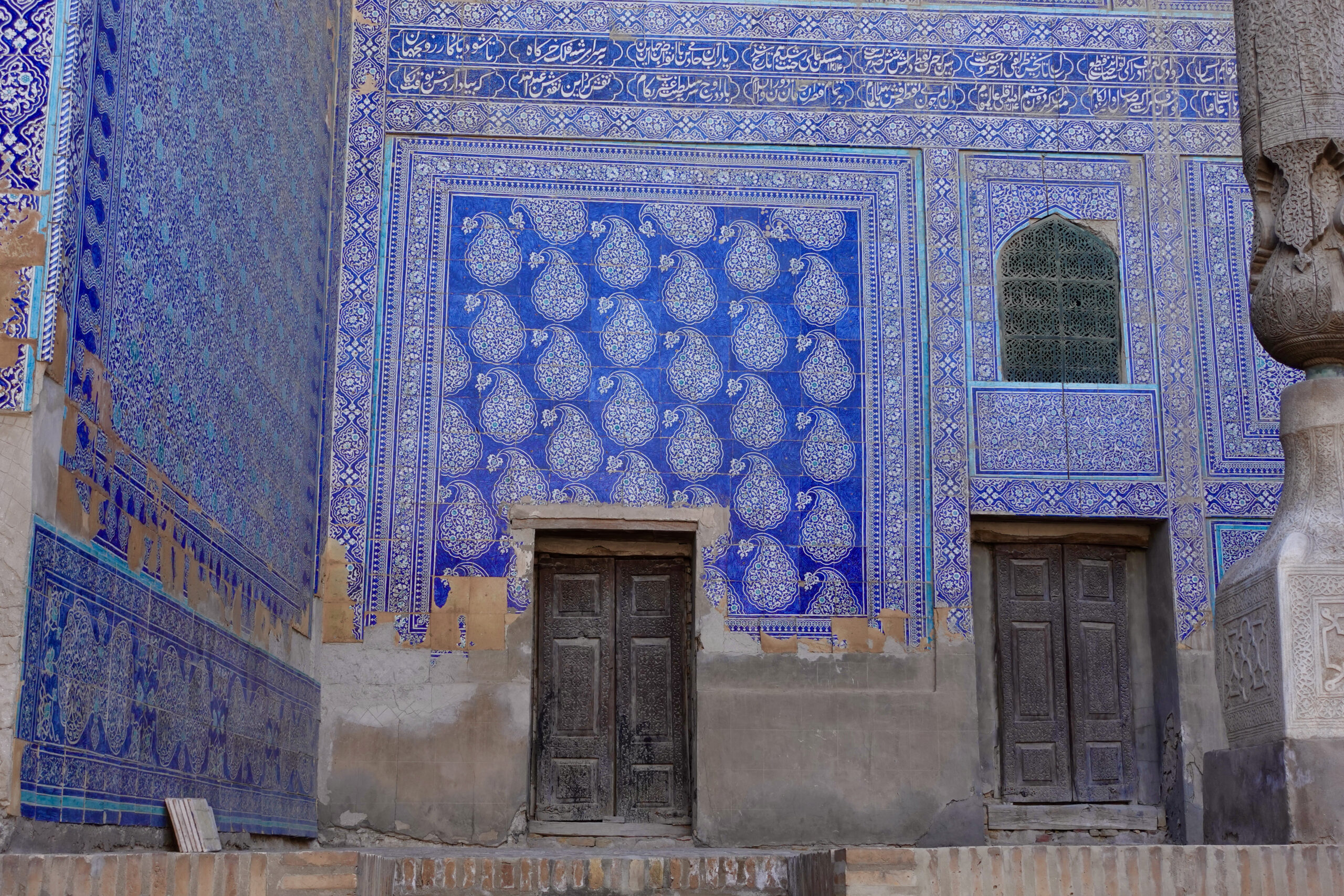  The palace was built by Allakuli Khan between 1832 and 1841 and contains Khiva’s most sumptuous interior decoration, dense with blue ceramic tiles