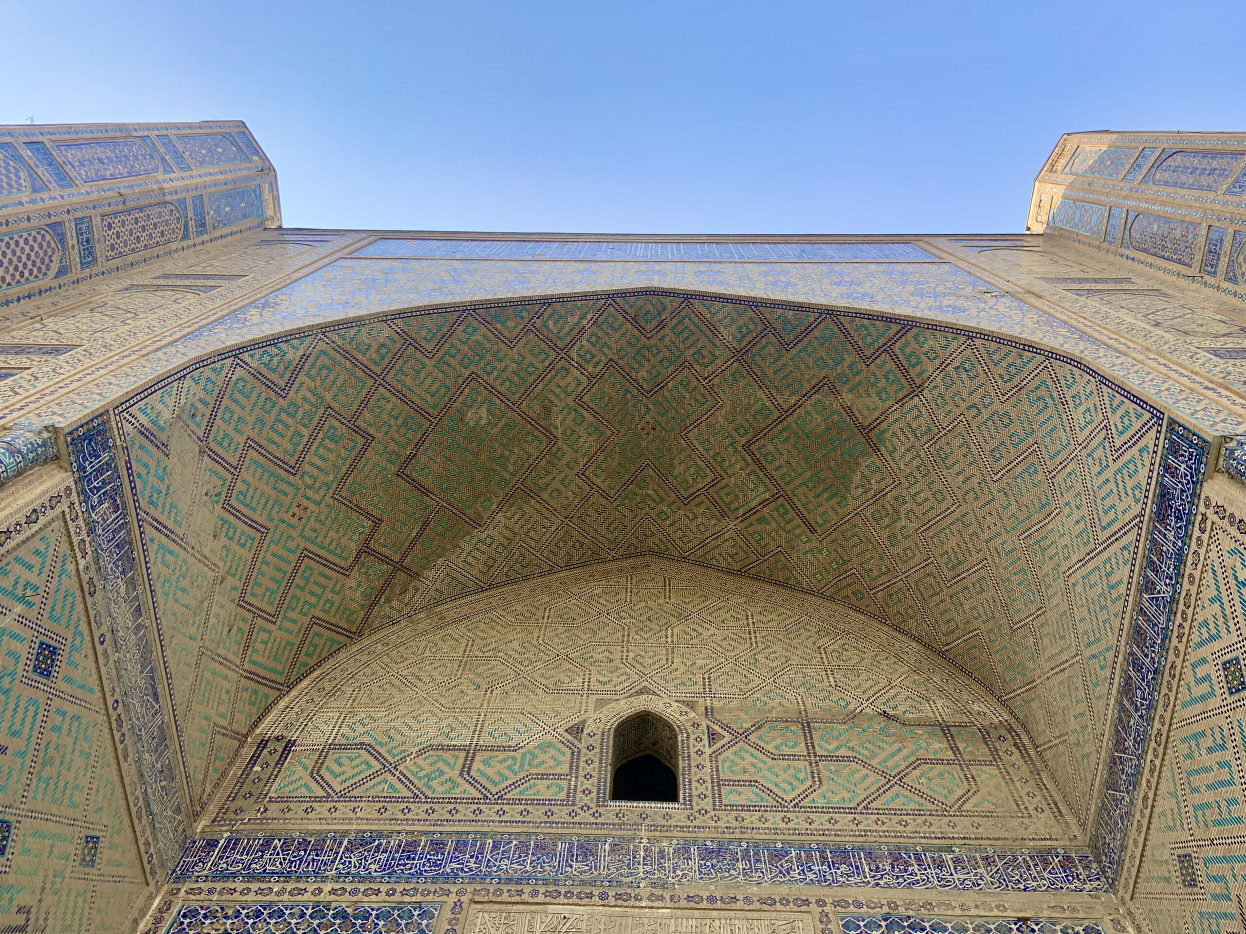 Die Moschee stürzte 1897 bei einem Erdbeben teilweise ein und wurde ab den 1970er Jahren wieder aufgebaut