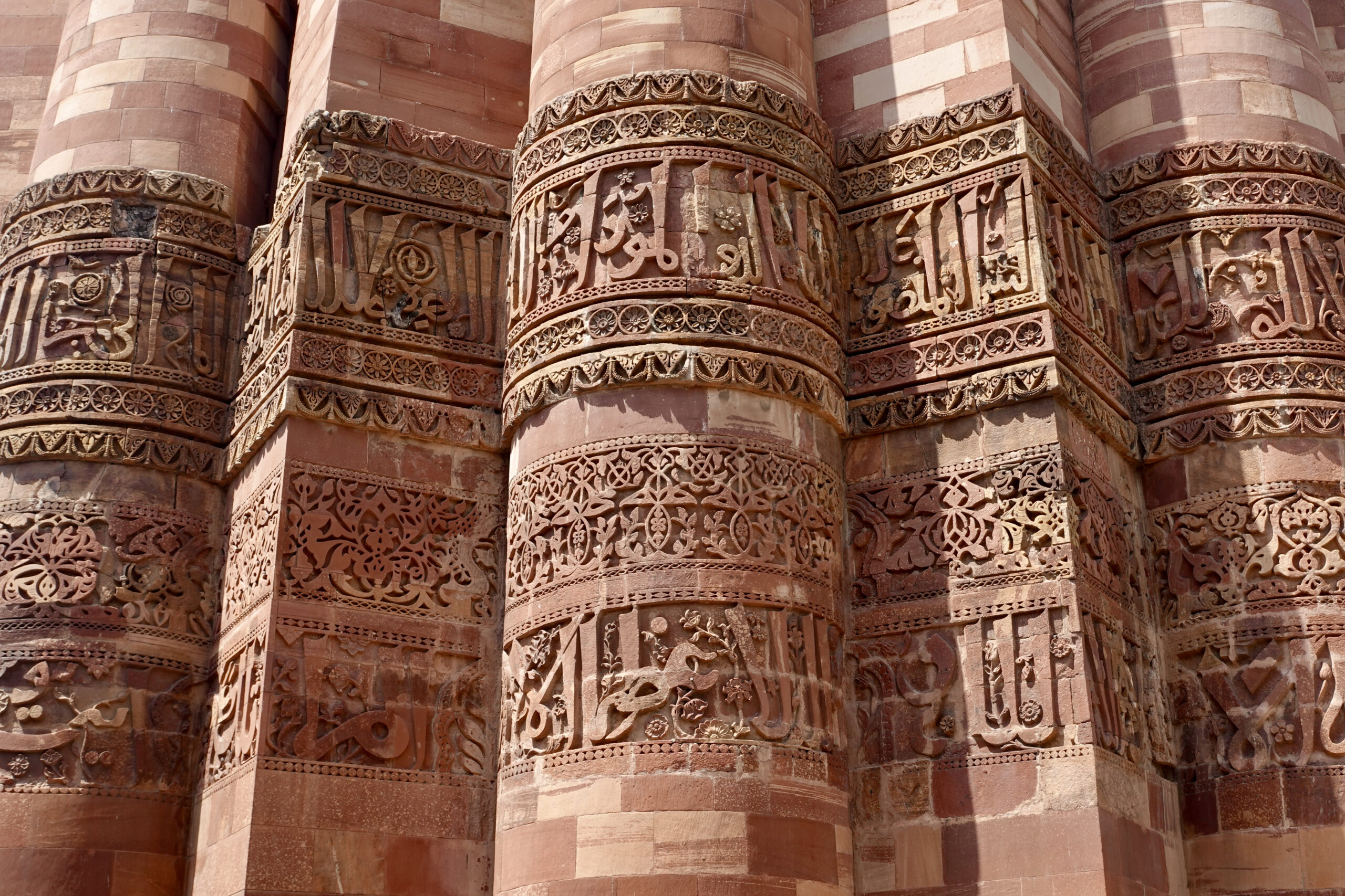 Schöne Kalligraphie beim massiven Qutub Minar