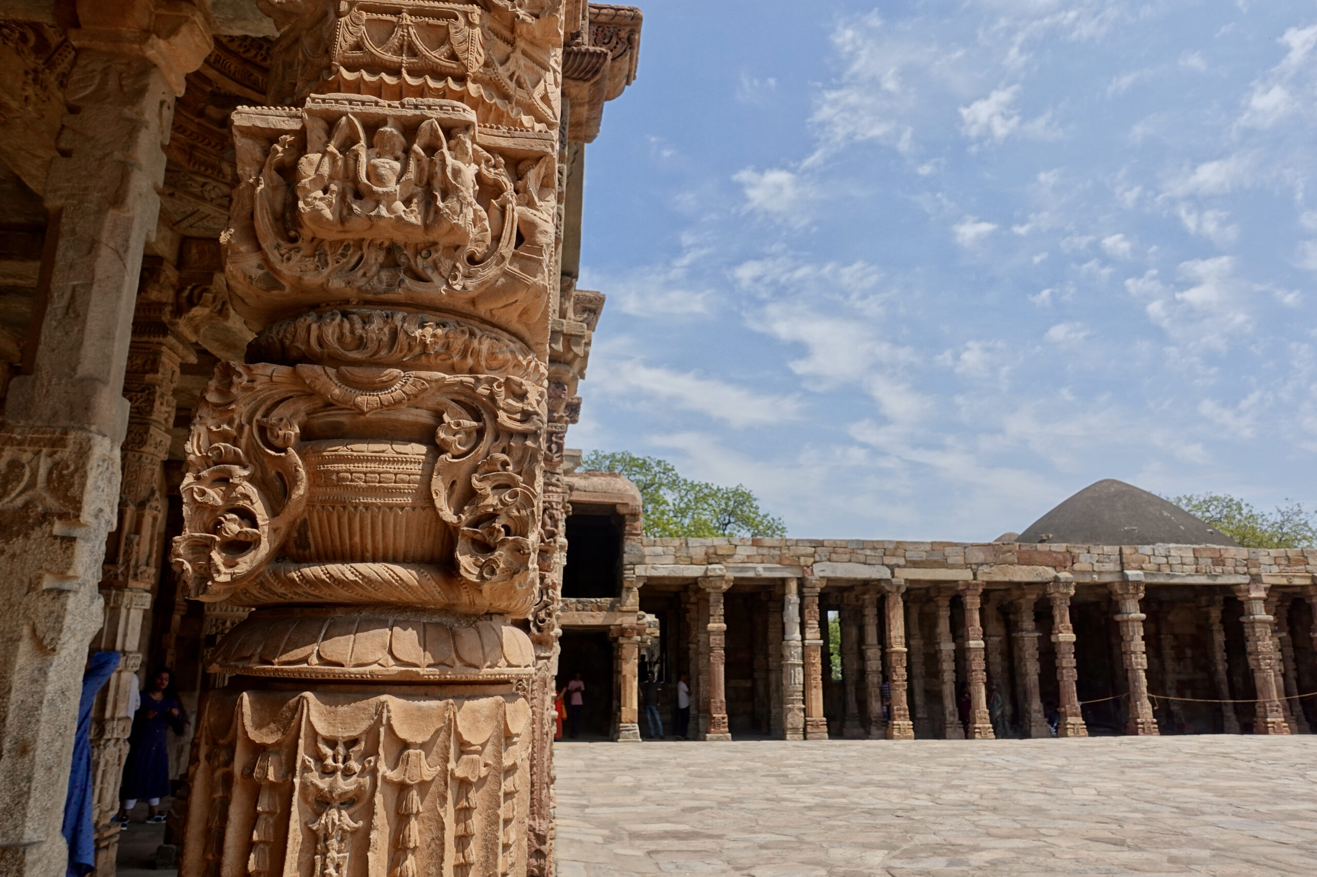 Bei der Moschee um den Qutub Minar wurden Säulen eines Hindutempels verwendet