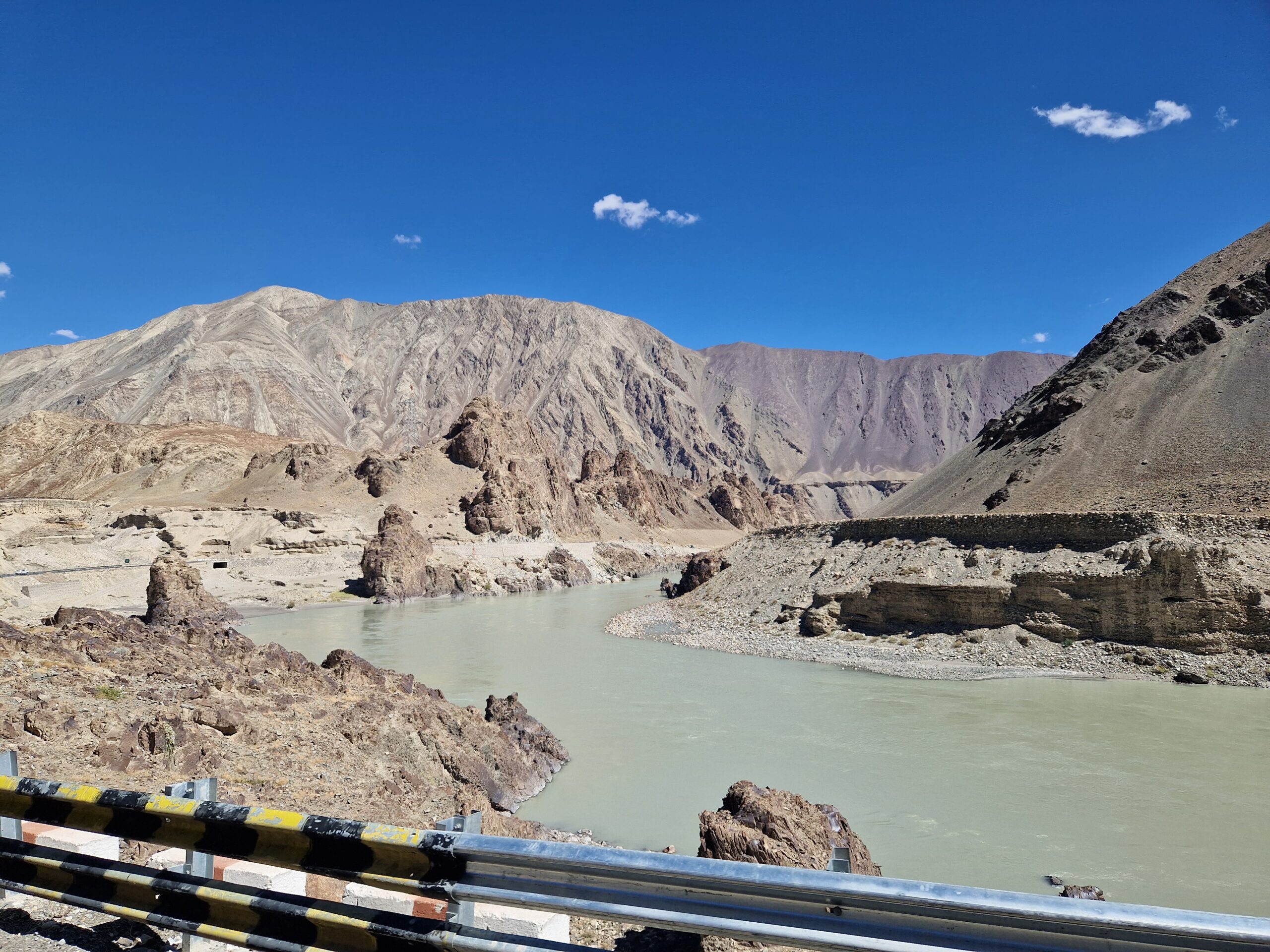 The landscape along the Indus reminds us very much of the Wakhan Valley in Tajikistan