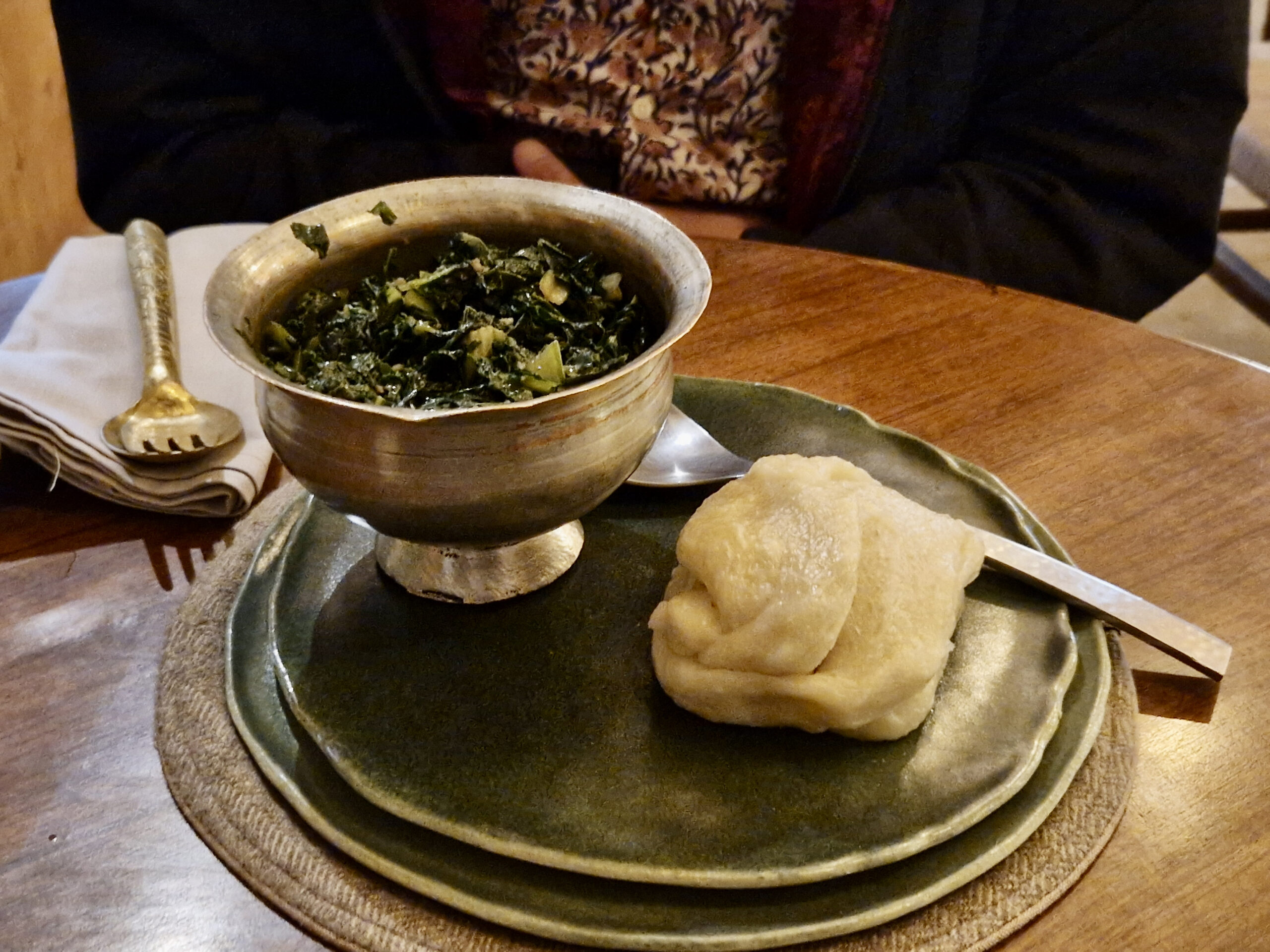 Tibetan bread Tingmo with wild garlic curry